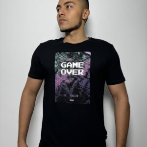 CAMISETA H TL NEGRO GAME OVER MORAD/VERDE
